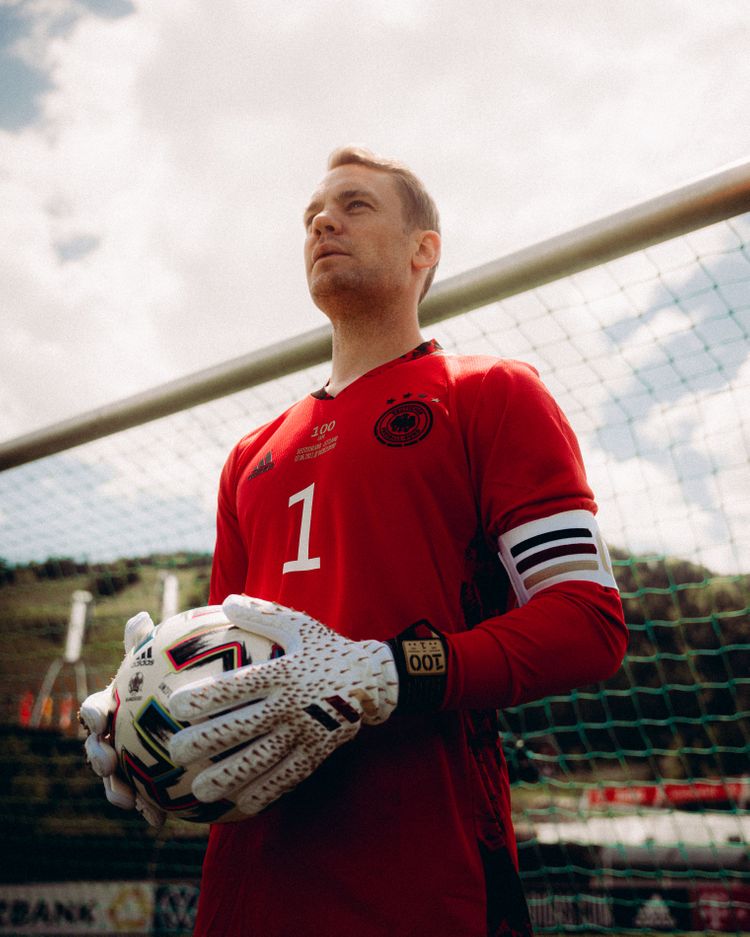 Manuel Neuer Torwarthandschuh Sondermodell von adidas