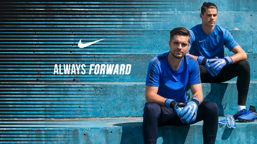 NIKE AlwaysForward guanti da portiere e scarpe da calcio