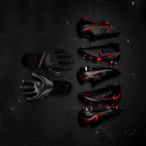 NIKE Black x Chile Red Pack mit Torwarthandschuhen und Fußballschuhen