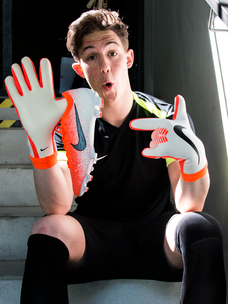 NIKE Euphoria Pack Goalkeeper gloves and Football boots