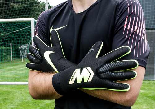 Nike Vapor Touch „Is this real? It looks futuristic!“ &gt;&gt; Tim Howard, americký brankár