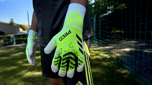 adidas Radiant Blaze Pack: die neuen Torwarthandschuhe und Fußballschuhe!