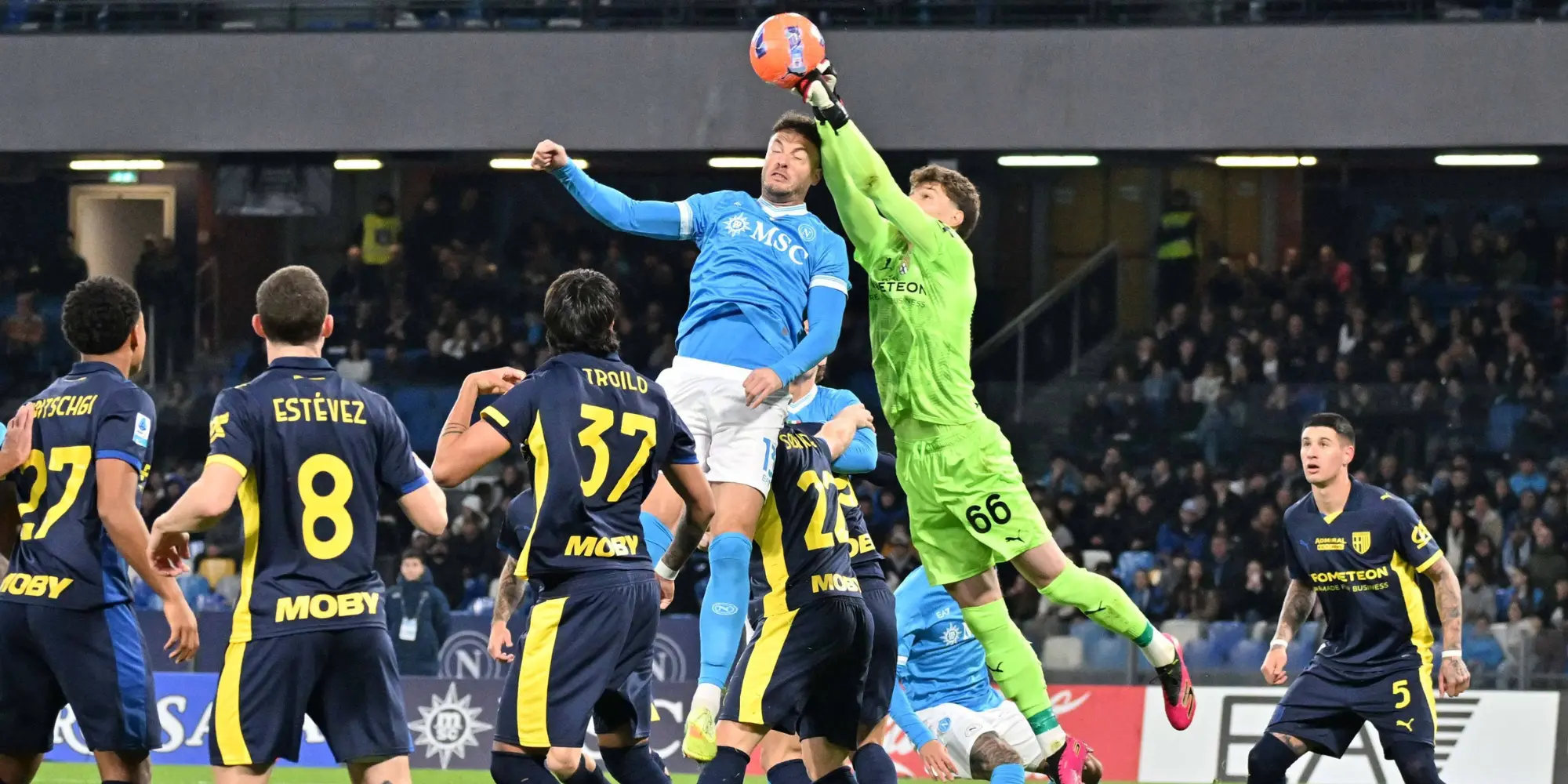 Corner, centre, le gardien sort pour intercepter le ballon