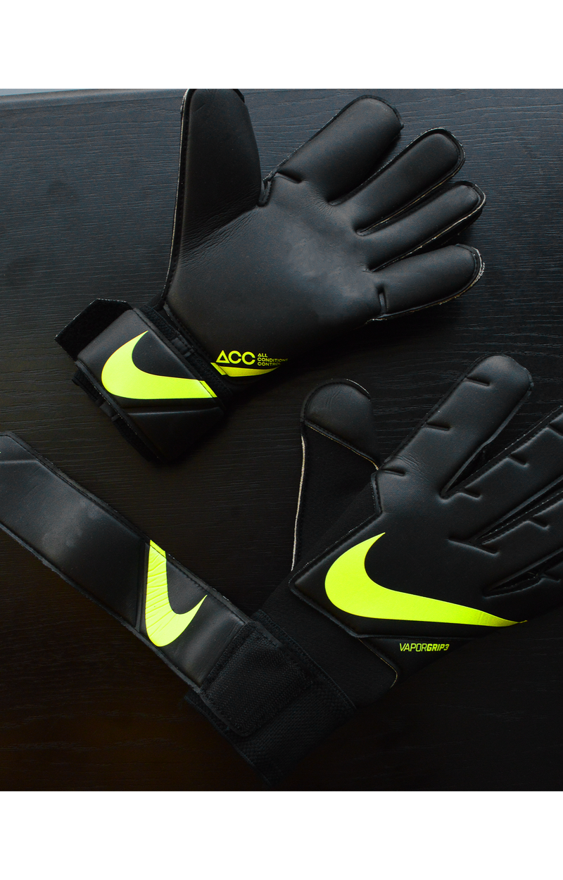 Nike Goalkeeper Grip3 Football Gloves. Nike LU