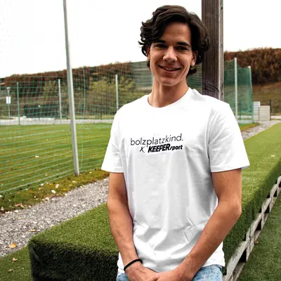 Bolzplatzkind X Keepersport "Story" T-Shirt