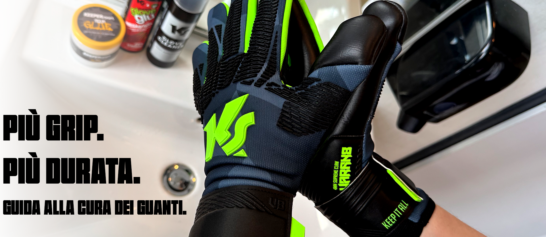 Guanti da portiere Varan8 KEEPERsport al lavandino con prodotti per la cura